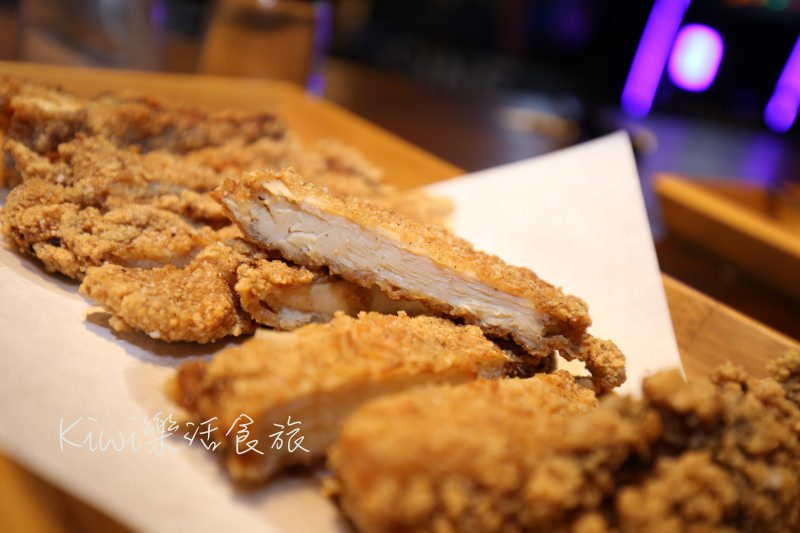 新北宵夜美食｜炸去啃鹹酥雞(三重店)全台首創美式餐廳內用鹹酥雞/射飛鏢比賽