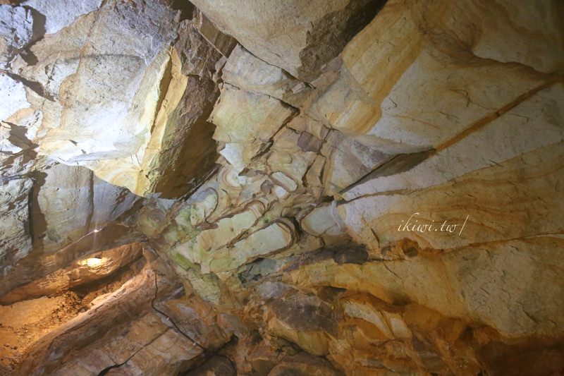 基隆佛手洞、仙洞巖｜基隆秘境景點推薦，基隆最大的海蝕洞岩窟，摸乳巷、迷你版敦煌石窟