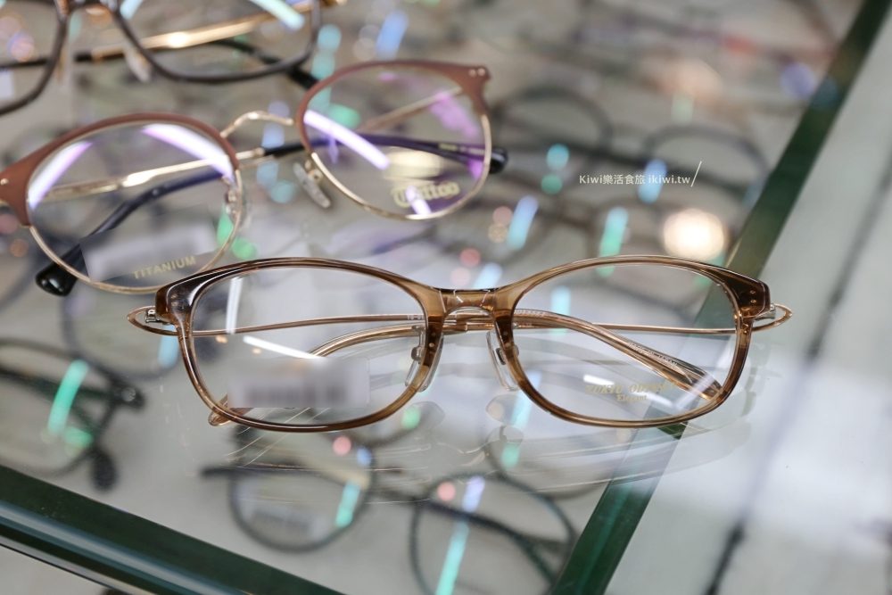 斗六眼鏡行推薦雅司眼鏡行多年專業驗光師經驗、專業驗光挑出適合個人配鏡鏡片，環境服務都很優質