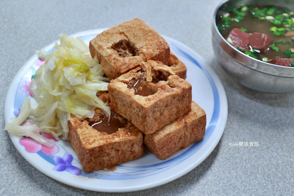彰化田中原橋頭臭豆腐｜田中30年老店一炸出名的臭豆腐外酥內軟特製醬再加辣好吃！