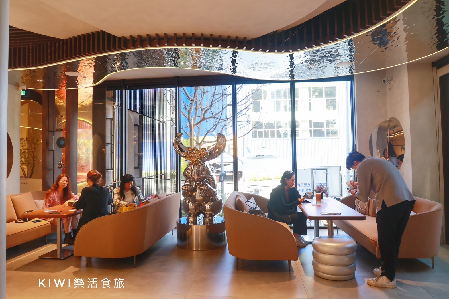 台中南屯茶馬司訪山茶店，月球為主題咖啡館，茶館裏滷味小吃、茶品品茗、像迷你版春水堂
