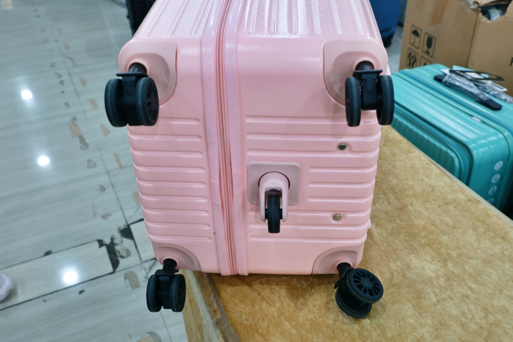 彰化行李箱特賣會︱專業行李箱工廠直營廠拍，款式眾多只要990元就有行李箱，國內旅遊/出國必備！