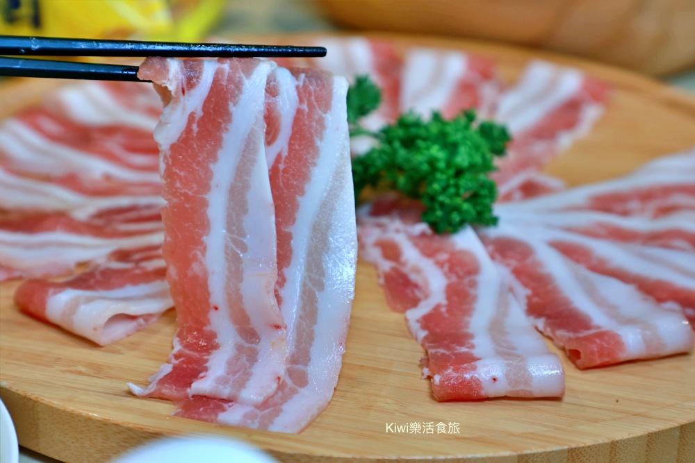 台中火鍋推薦饗點鍋精緻鍋物台中文心店｜火鍋吃到飽餐廳，雙龍霸王霸王海陸拼盤霸氣又好吃！