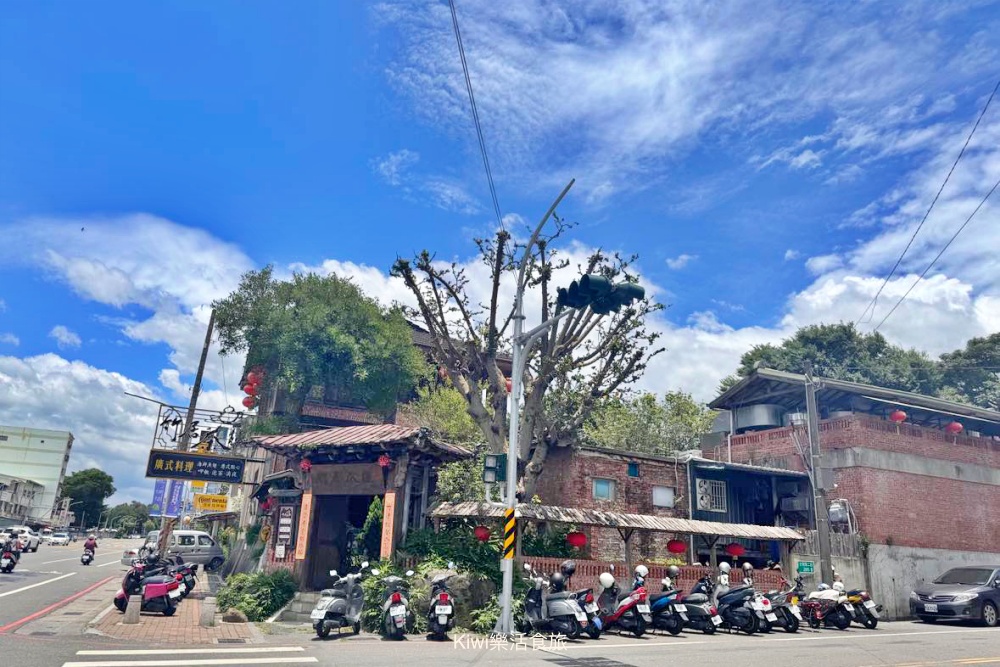 嘉義竹居茶樓.嘉義市東區神秘茶藝館.古色古香建築.山水庭園餵鯉魚.品嚐港式料理很愜意.kiwi樂活食旅部落客推薦嘉義在地隱藏版茶藝館美食