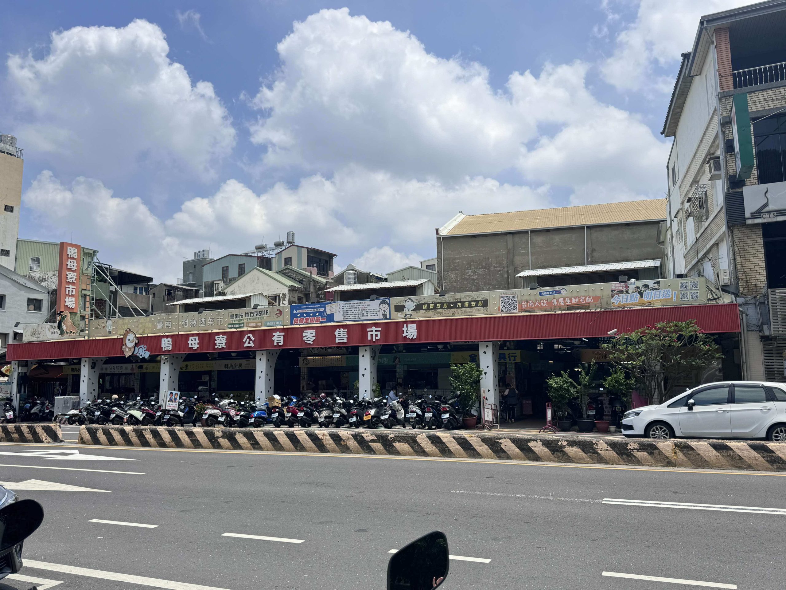 台南住宿推薦府城窩旅｜網美燈光帳篷超好拍～公共區域零食飲料準備齊全，房間有泡麵零食不怕餓！近台南火車站平價住宿推薦