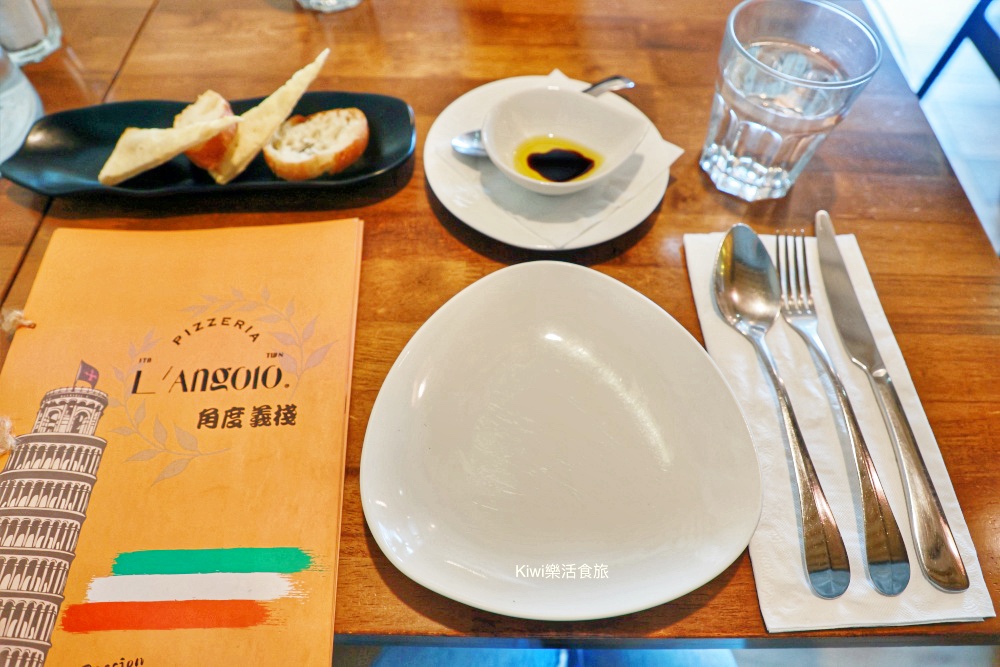 台中美食推薦角度義棧Pizzeria l'angolo台中義式餐廳.半月餃.手工披薩.披薩餃.野豬騎士手工披薩.kiwi樂活食旅部落客推薦台中道地義式餐廳