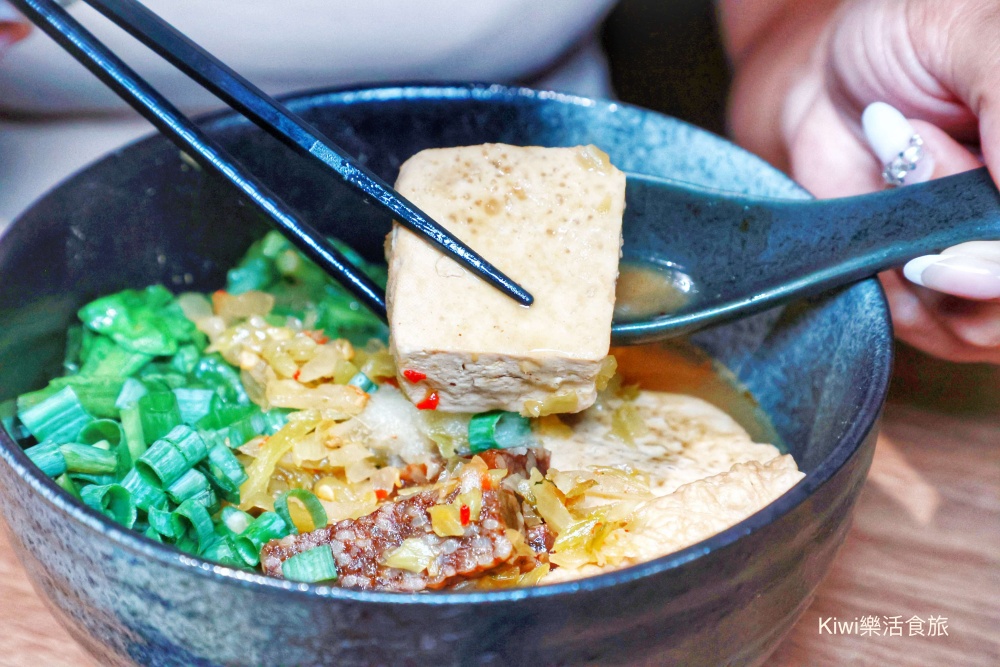 彰化美食有心臭豆腐兄長逆襲.彰化市老饕帶路必吃麻辣臭豆腐.三角臭豆腐.傳統酥炸臭豆腐.kiwi樂活食旅部落客推薦彰化在地小吃.彰化排隊美食.彰化臭豆腐推薦有心臭豆腐