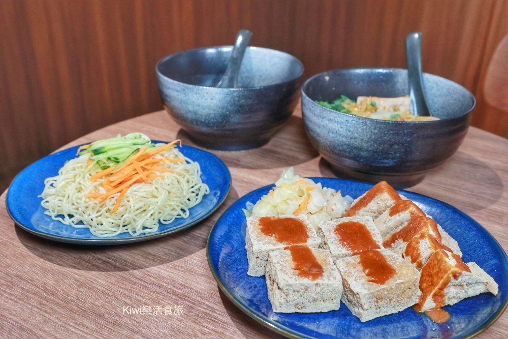 彰化美食有心臭豆腐兄長逆襲.彰化市老饕帶路必吃麻辣臭豆腐.三角臭豆腐.傳統酥炸臭豆腐.kiwi樂活食旅部落客推薦彰化在地小吃.彰化排隊美食.彰化臭豆腐推薦有心臭豆腐