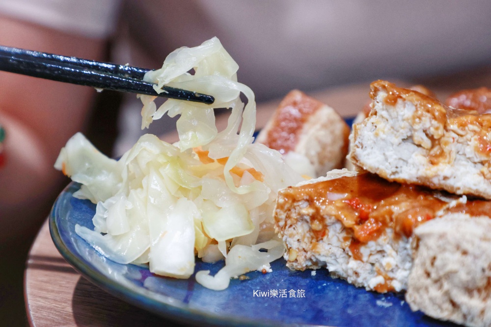 彰化美食有心臭豆腐兄長逆襲.彰化市老饕帶路必吃麻辣臭豆腐.三角臭豆腐.傳統酥炸臭豆腐.kiwi樂活食旅部落客推薦彰化在地小吃.彰化排隊美食.彰化臭豆腐推薦有心臭豆腐