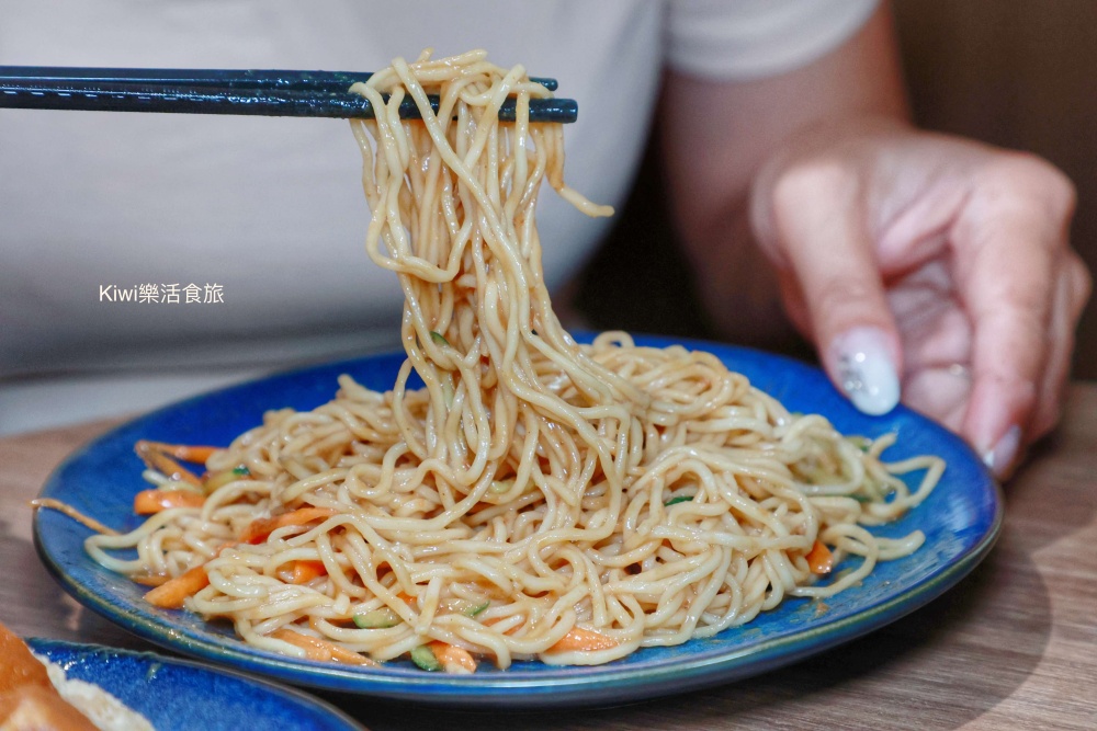 彰化美食有心臭豆腐兄長逆襲.彰化市老饕帶路必吃麻辣臭豆腐.三角臭豆腐.傳統酥炸臭豆腐.kiwi樂活食旅部落客推薦彰化在地小吃.彰化排隊美食.彰化臭豆腐推薦有心臭豆腐