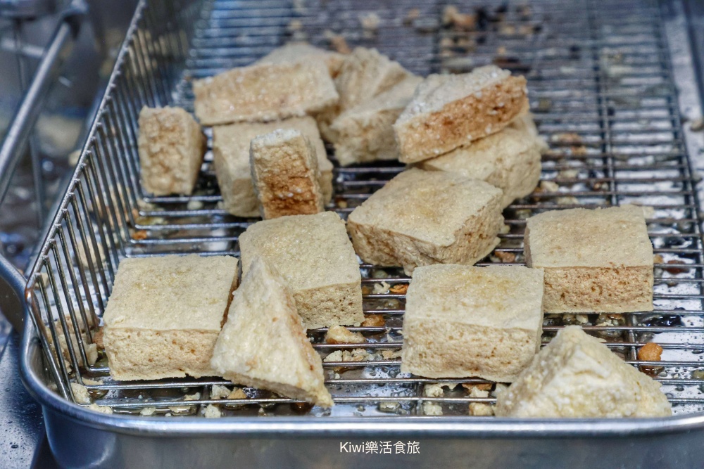 彰化美食有心臭豆腐兄長逆襲.彰化市老饕帶路必吃麻辣臭豆腐.三角臭豆腐.傳統酥炸臭豆腐.kiwi樂活食旅部落客推薦彰化在地小吃.彰化排隊美食.彰化臭豆腐推薦有心臭豆腐