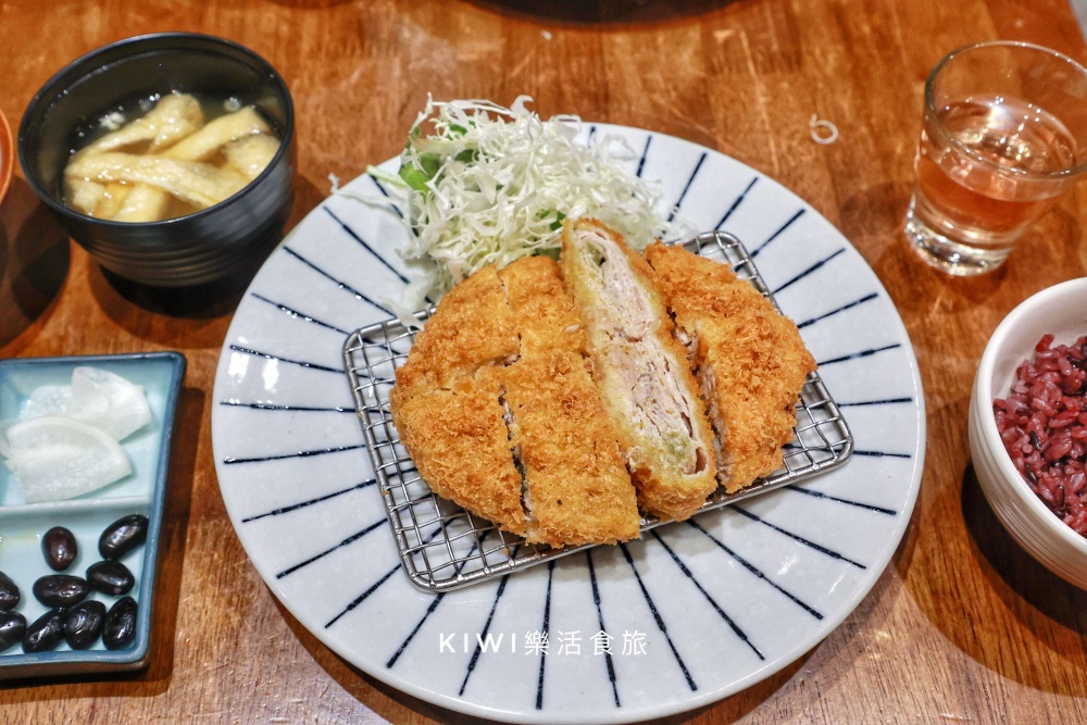 台中美食推薦晴木千層豬排台中三井OUTLET店.晴木千層腰內肉豬排/柚子黑胡椒千層豬排酥脆多汁的千層豬排.小菜續加點.kiwi樂活食旅推薦台中梧棲三井outlet周邊美食