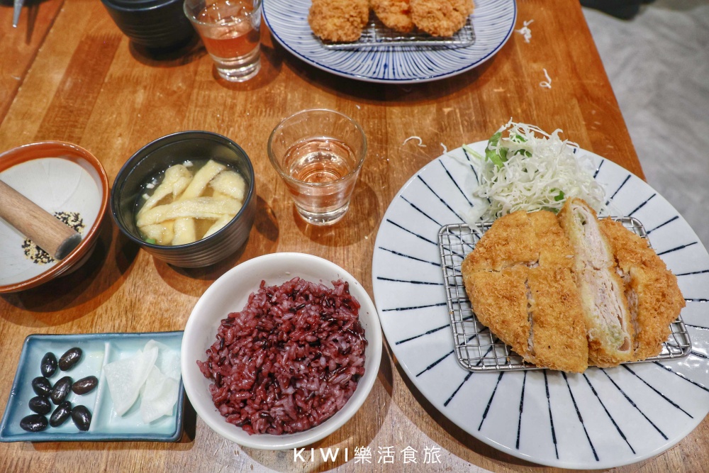 台中美食推薦晴木千層豬排台中三井OUTLET店.晴木千層腰內肉豬排/柚子黑胡椒千層豬排酥脆多汁的千層豬排.小菜續加點.kiwi樂活食旅推薦台中梧棲三井outlet周邊美食