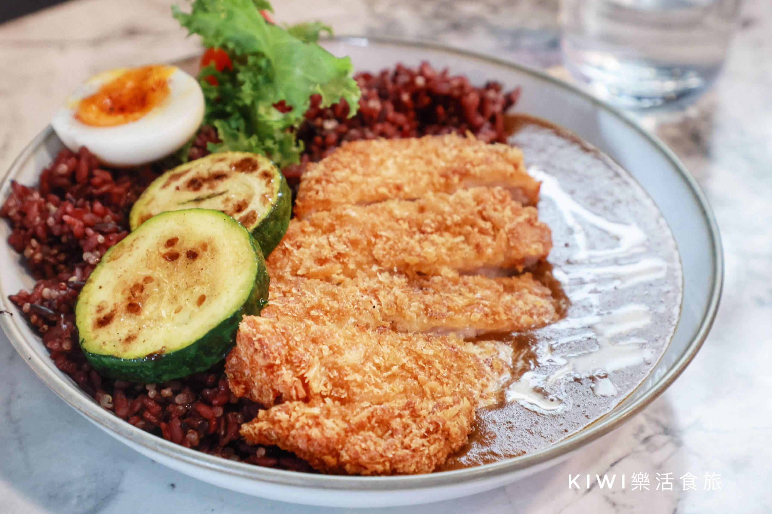 南投埔里肆盒院早午餐｜貨櫃屋網美餐廳，日式里肌炸豬排飯.松露奶油舒肥煎牛排份量足餐點也精緻好吃！