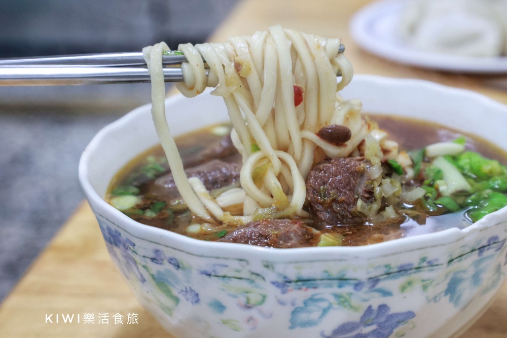 埔里亞標小吃部.南投埔里小吃老饕推薦CP值很高的水餃.牛肉麵.各樣小菜.kiwi樂活食旅部落客推薦埔里在地美食