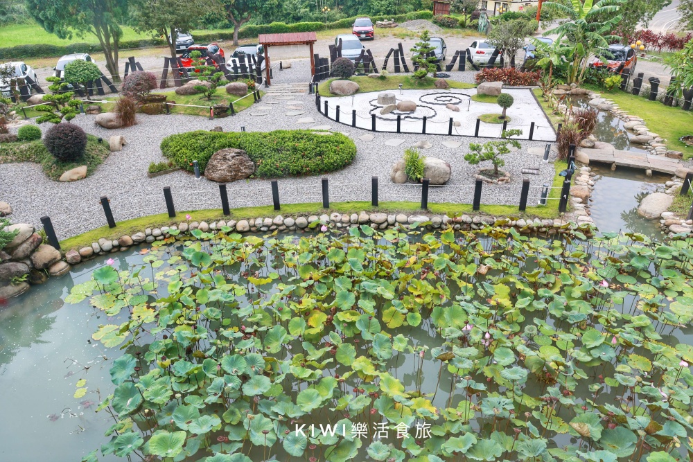 苗栗三灣山上村Hill cafe.苗栗超難訂位的網美餐廳.隱藏山林間景觀餐廳.三灣景觀餐廳.頭份交流道周邊美食.日式庭園.榻榻米環境.kiwi樂活食旅部落客推薦苗栗三灣景觀餐廳