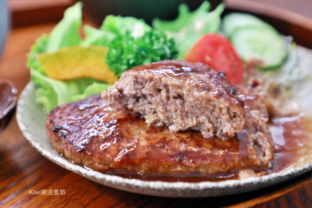 南投不靠海.南投埔里日式菲力豬排咖哩定食.牛肉漢堡排炸蛋定食.巷弄美食料理需現場候位.kiwi樂活食旅部落客推薦南投埔里美食