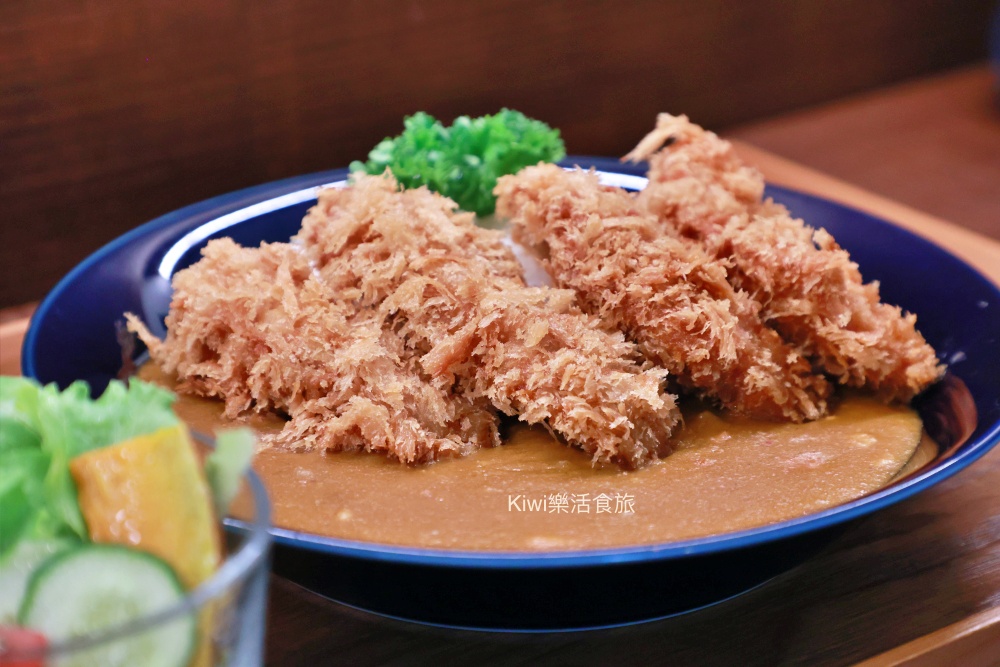 南投不靠海.南投埔里日式菲力豬排咖哩定食.牛肉漢堡排炸蛋定食.巷弄美食料理需現場候位.kiwi樂活食旅部落客推薦南投埔里美食