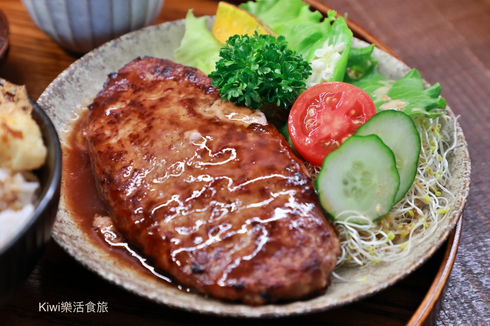 南投不靠海.南投埔里日式菲力豬排咖哩定食.牛肉漢堡排炸蛋定食.巷弄美食料理需現場候位.kiwi樂活食旅部落客推薦南投埔里美食