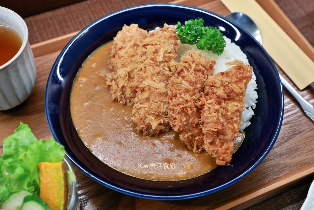 南投不靠海.南投埔里日式菲力豬排咖哩定食.牛肉漢堡排炸蛋定食.巷弄美食料理需現場候位.kiwi樂活食旅部落客推薦南投埔里美食