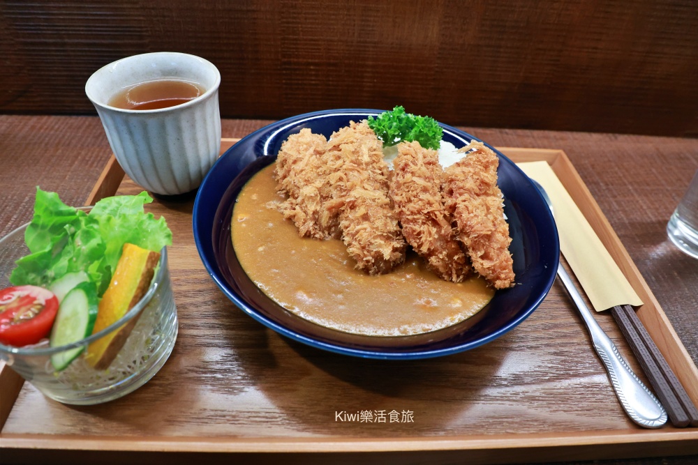 南投不靠海.南投埔里日式菲力豬排咖哩定食.牛肉漢堡排炸蛋定食.巷弄美食料理需現場候位.kiwi樂活食旅部落客推薦南投埔里美食