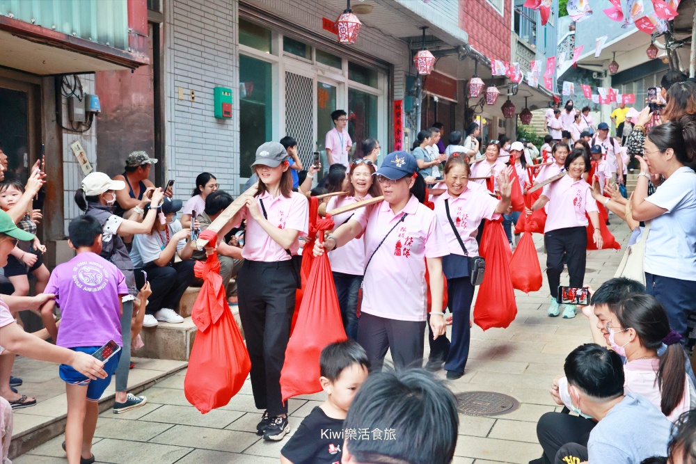 馬祖鐵板燒塔節.馬祖南竿秋慶景點推薦活動手寫除穢卡.扭白丸體驗.鐵板燒塔儀式.火舞秀.海洋音樂派對.kiwi樂活食旅部落客推薦馬祖秋慶在地文化民俗活動