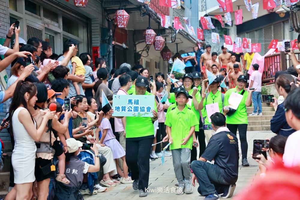 馬祖鐵板燒塔節.馬祖南竿秋慶景點推薦活動手寫除穢卡.扭白丸體驗.鐵板燒塔儀式.火舞秀.海洋音樂派對.kiwi樂活食旅部落客推薦馬祖秋慶在地文化民俗活動