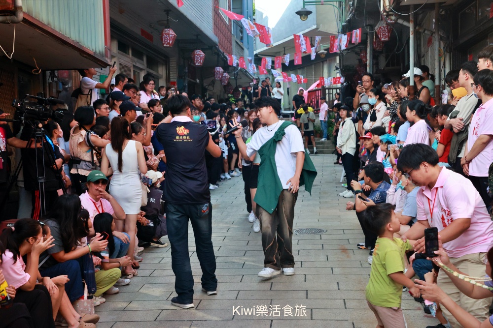 馬祖鐵板燒塔節.馬祖南竿秋慶景點推薦活動手寫除穢卡.扭白丸體驗.鐵板燒塔儀式.火舞秀.海洋音樂派對.kiwi樂活食旅部落客推薦馬祖秋慶在地文化民俗活動