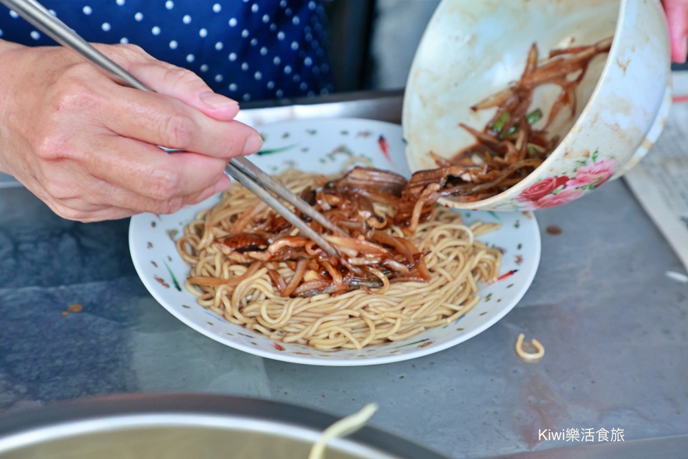 雲林北港鱔魚麵.北港美食小吃推薦光明鱔魚麵.隱藏北港朝天宮周邊巷弄美食.北港美食.北港生炒鱔魚.kiwi樂活食旅推薦雲林北港小吃