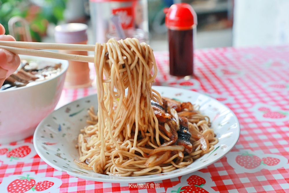 雲林北港鱔魚麵.北港美食小吃推薦光明鱔魚麵.隱藏北港朝天宮周邊巷弄美食.北港美食.北港生炒鱔魚.kiwi樂活食旅推薦雲林北港小吃