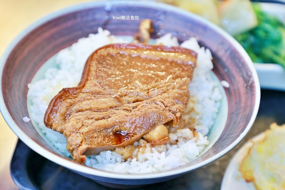 台中北區財神爺魯肉飯(漢口店).生日想吃豬腳來這.爌肉飯.燒肉飯都很讚.kiwi樂活食旅部落客推薦台中北區美食財神爺礦肉飯滷肉飯