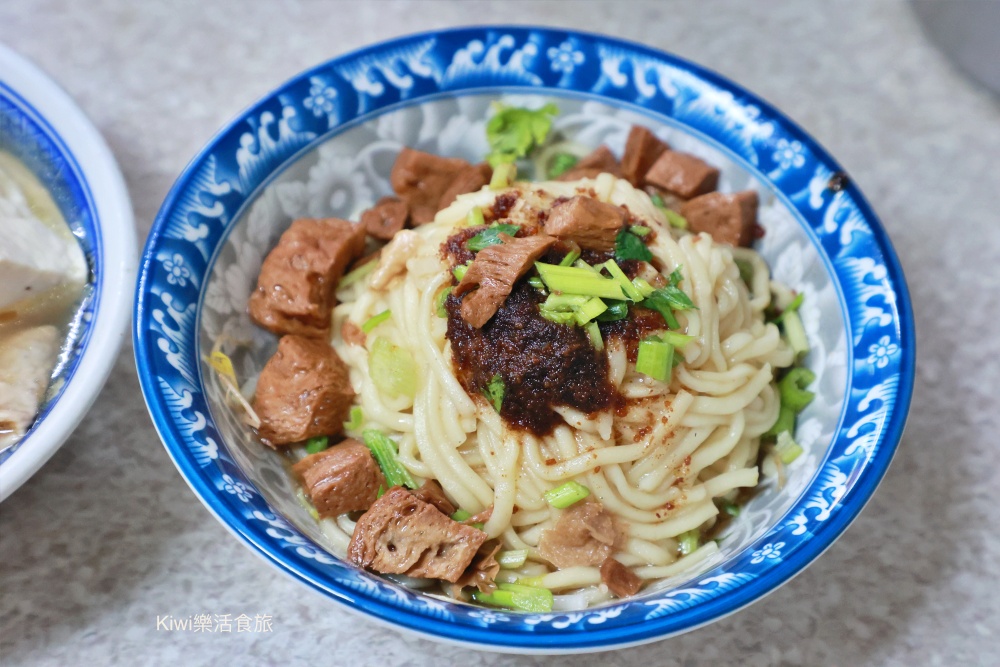 彰化市美食天公壇素食麵.自家炸菜包.豆皮.白豆腐超好吃.素食麵.綜合湯銅板小吃有找.kiwi樂活食旅部落客推薦彰化市在地小吃