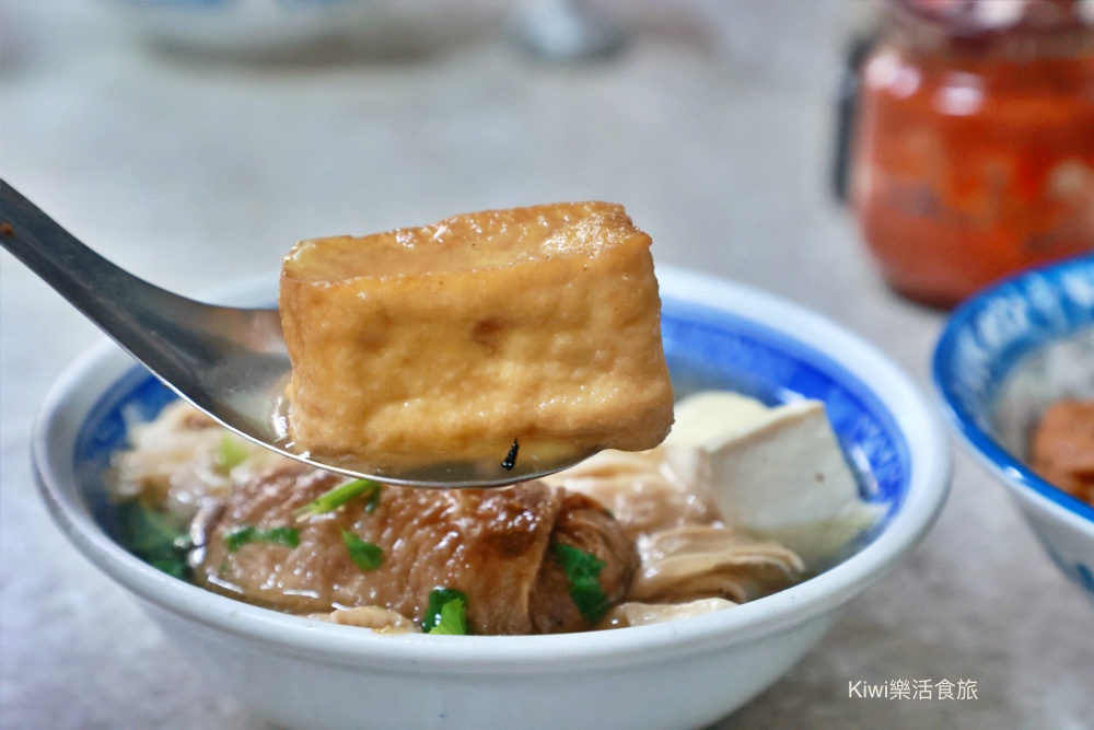 彰化市美食天公壇素食麵.自家炸菜包.豆皮.白豆腐超好吃.素食麵.綜合湯銅板小吃有找.kiwi樂活食旅部落客推薦彰化市在地小吃