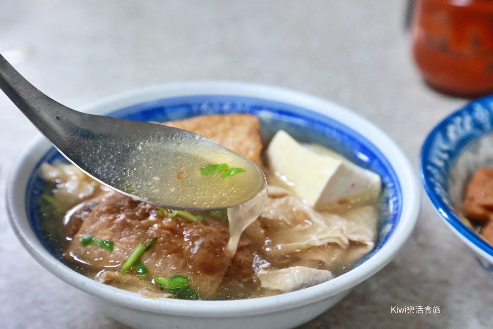 彰化市美食天公壇素食麵.自家炸菜包.豆皮.白豆腐超好吃.素食麵.綜合湯銅板小吃有找.kiwi樂活食旅部落客推薦彰化市在地小吃