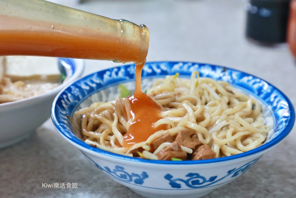 彰化市美食天公壇素食麵.自家炸菜包.豆皮.白豆腐超好吃.素食麵.綜合湯銅板小吃有找.kiwi樂活食旅部落客推薦彰化市在地小吃