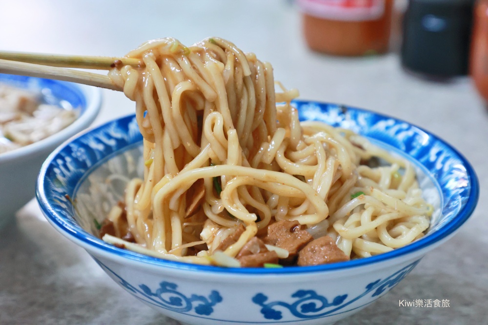 彰化市美食天公壇素食麵.自家炸菜包.豆皮.白豆腐超好吃.素食麵.綜合湯銅板小吃有找.kiwi樂活食旅部落客推薦彰化市在地小吃