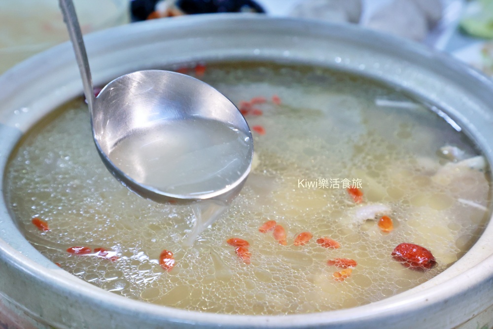 台中廣式養生功夫雞.台中美食椰子雞超厲害.隱藏田野間超人氣餐廳.大推原味椰子雞.招牌廣東白切雞.台中火鍋推薦.台中餐廳推薦.台中聚會尾牙推薦.台中家庭聚餐推薦.台中南屯餐廳.南屯餐廳.kiwi樂活食旅部落客推薦台中美食餐廳