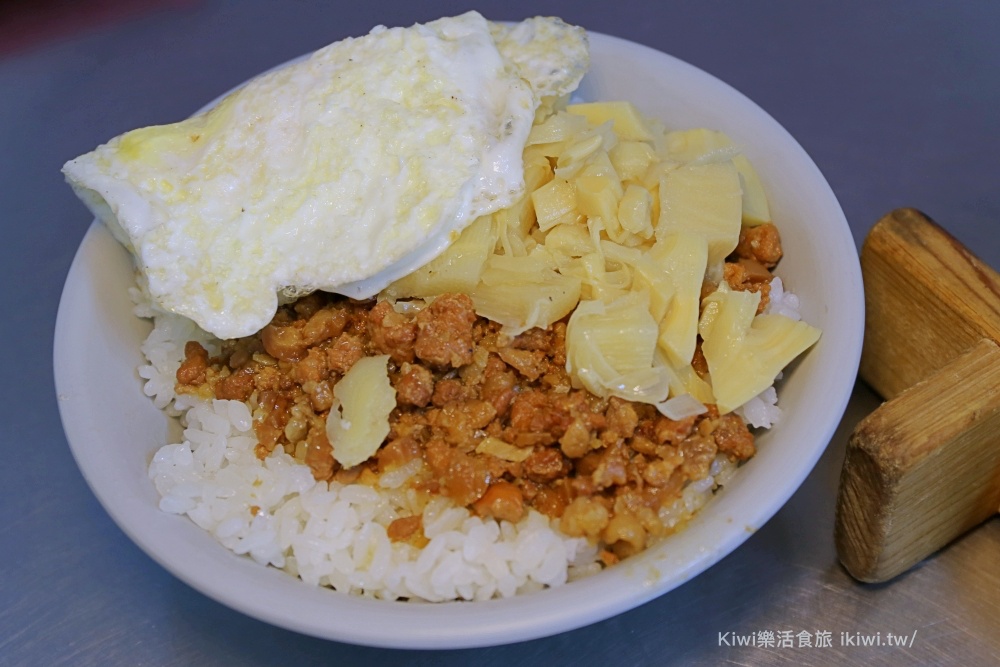 彰化市美食白鳥餐點店.學生時期的回憶小吃.必點滷肉飯加半熟蛋.關東煮.鍋燒意麵.草莓牛奶，彰商美食商圈.kiwi樂活食旅彰化部落客推薦彰化市小吃美食