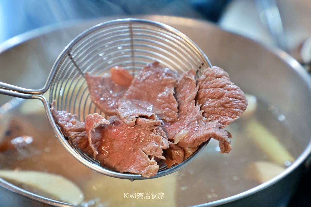 嘉義美食民雄美食雄讚火鍋.溫體肉品.現撈海鮮極品~現切台灣黃牛肉.無骨放山雞.假日限定龍膽石斑鍋.嘉義火鍋.民雄火鍋.kiwi樂活食旅部落客推薦嘉義民雄火鍋平價美食