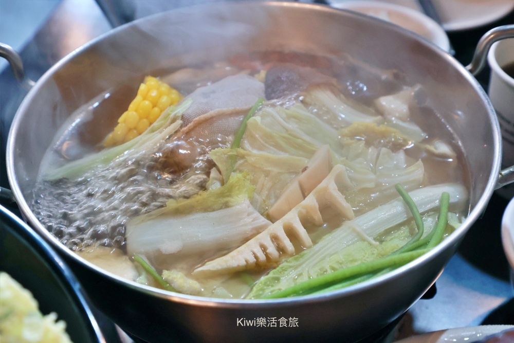 嘉義美食民雄美食雄讚火鍋.溫體肉品.現撈海鮮極品~現切台灣黃牛肉.無骨放山雞.假日限定龍膽石斑鍋.嘉義火鍋.民雄火鍋.kiwi樂活食旅部落客推薦嘉義民雄火鍋平價美食