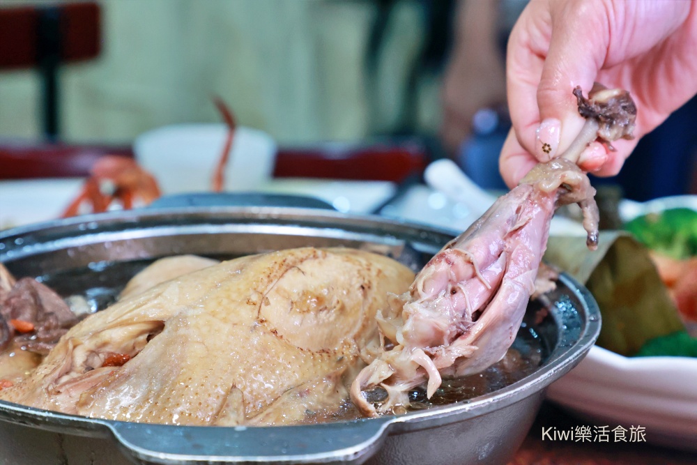 台中美食推薦大祥海鮮燒鵝餐廳，2025年菜外帶推薦台中必吃活海鮮餐廳有蒜香蒸大沙公.粽香栗子排骨.老酒海大蝦.清蒸龍虎斑.海鮮卷拼米糕.日式胡麻九孔鮑.何首烏燉全雞.kiwi樂活食旅推薦台中年菜外帶超值美食