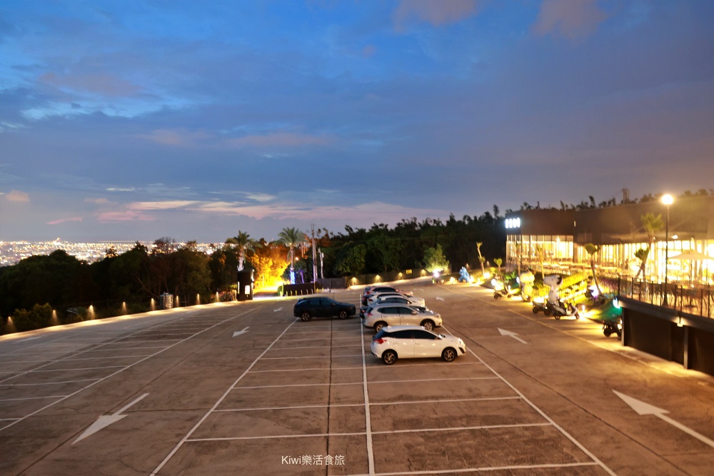 台中望景咖啡.台中沙鹿夜景景觀餐廳，看海沙鹿線夜景超迷人.近台中都會公園.台中東海商圈.kiwi樂活食旅部落客推薦台中沙鹿景觀餐廳