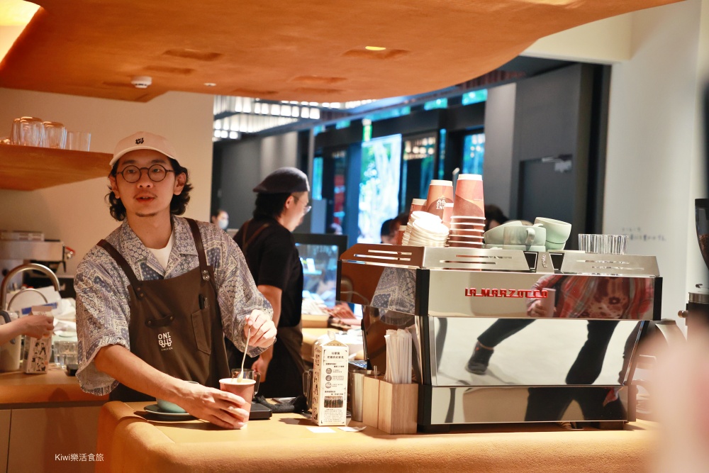 台中老佛爺店ONIBUS COFFEE.日本中目黑超人氣咖啡館展店台中西區勤美綠園道周邊.kiwi樂活食旅部落客推薦台中熱門咖啡館