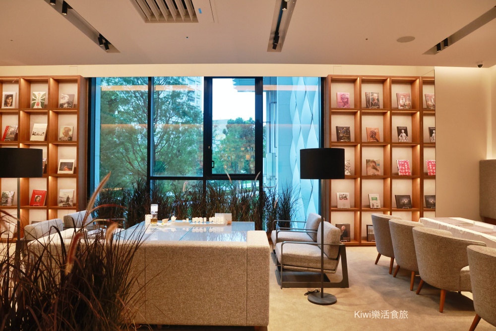 台中蔦屋書店台中老佛爺店|SHARE LOUNGE共享空間最低180元起~結合閱讀x藝術x社交 kiwi樂活食旅部落客推薦台中北區最美的書店景點推薦蔦屋書店TSUTAYA BOOKSTORE台中老佛爺店.獨家SHARE LOUNGE共享空間.日本精品咖啡品牌ONIBUS COFFEE.草悟道周邊美食景點.台中科博館美食景點.台中景點.台中市內景點