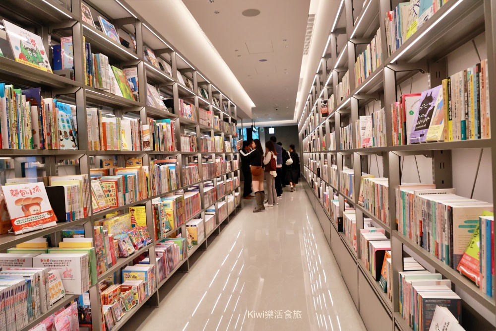 台中蔦屋書店台中老佛爺店|SHARE LOUNGE共享空間最低180元起~結合閱讀x藝術x社交 kiwi樂活食旅部落客推薦台中北區最美的書店景點推薦蔦屋書店TSUTAYA BOOKSTORE台中老佛爺店.獨家SHARE LOUNGE共享空間.日本精品咖啡品牌ONIBUS COFFEE.草悟道周邊美食景點.台中科博館美食景點.台中景點.台中市內景點