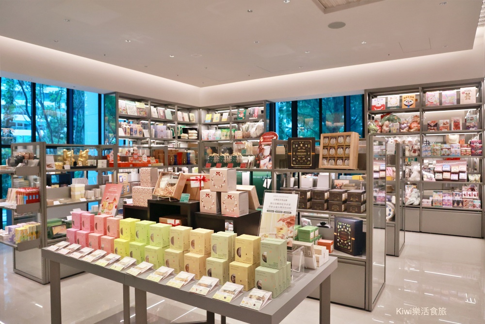 台中蔦屋書店台中老佛爺店|SHARE LOUNGE共享空間最低180元起~結合閱讀x藝術x社交 kiwi樂活食旅部落客推薦台中北區最美的書店景點推薦蔦屋書店TSUTAYA BOOKSTORE台中老佛爺店.獨家SHARE LOUNGE共享空間.日本精品咖啡品牌ONIBUS COFFEE.草悟道周邊美食景點.台中科博館美食景點.台中景點.台中市內景點