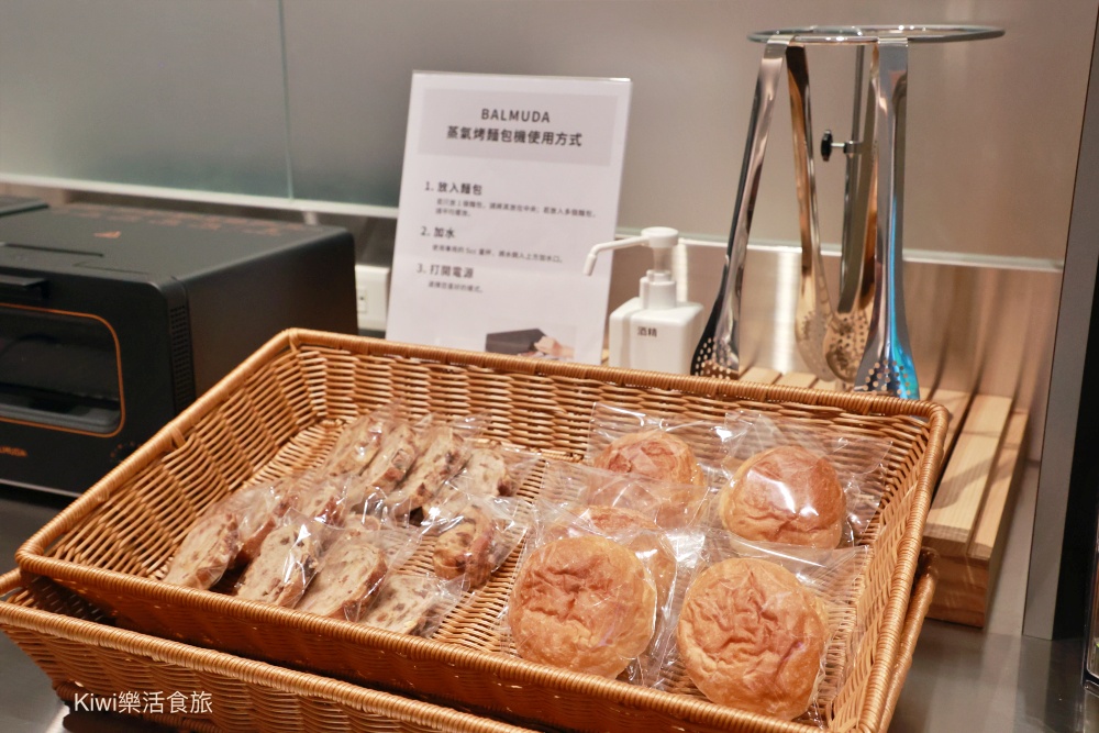 台中蔦屋書店台中老佛爺店|SHARE LOUNGE共享空間最低180元起~結合閱讀x藝術x社交 kiwi樂活食旅部落客推薦台中北區最美的書店景點推薦蔦屋書店TSUTAYA BOOKSTORE台中老佛爺店.獨家SHARE LOUNGE共享空間.日本精品咖啡品牌ONIBUS COFFEE.草悟道周邊美食景點.台中科博館美食景點.台中景點.台中市內景點