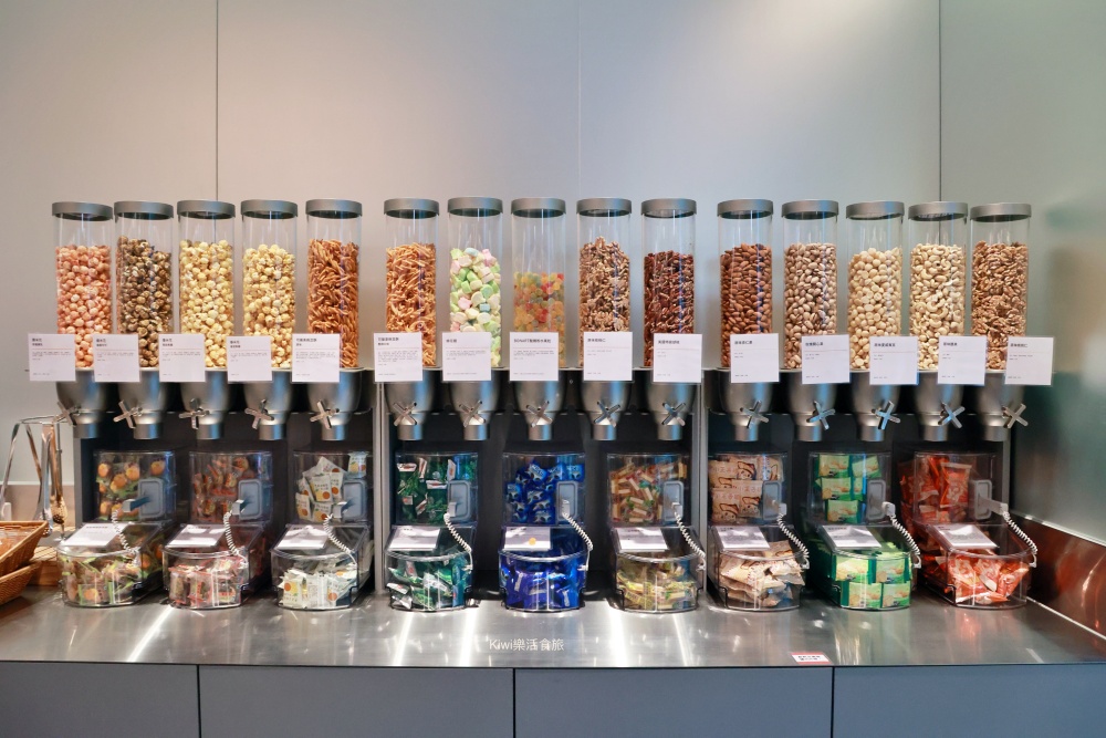 台中蔦屋書店台中老佛爺店|SHARE LOUNGE共享空間最低180元起~結合閱讀x藝術x社交 kiwi樂活食旅部落客推薦台中北區最美的書店景點推薦蔦屋書店TSUTAYA BOOKSTORE台中老佛爺店.獨家SHARE LOUNGE共享空間.日本精品咖啡品牌ONIBUS COFFEE.草悟道周邊美食景點.台中科博館美食景點.台中景點.台中市內景點