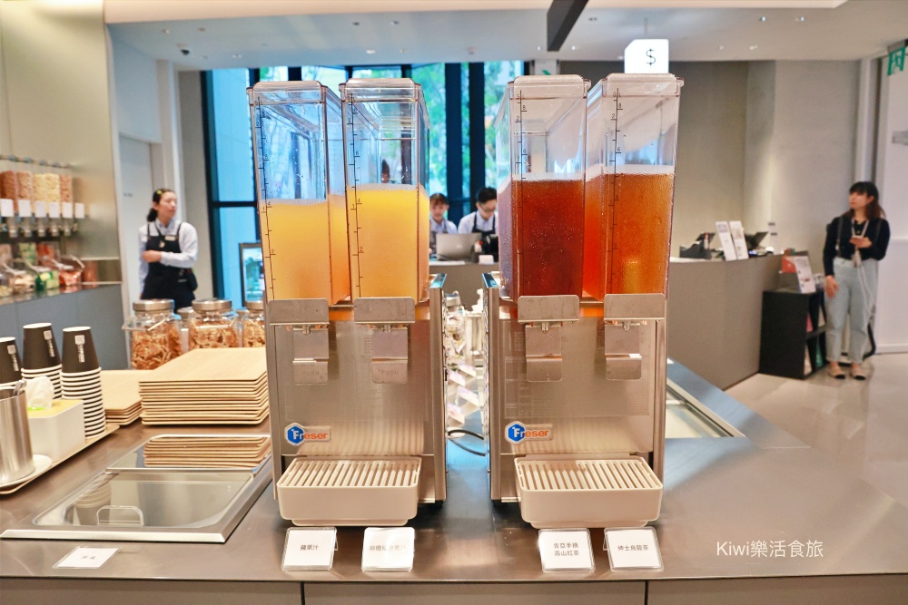 台中蔦屋書店台中老佛爺店|SHARE LOUNGE共享空間最低180元起~結合閱讀x藝術x社交 kiwi樂活食旅部落客推薦台中北區最美的書店景點推薦蔦屋書店TSUTAYA BOOKSTORE台中老佛爺店.獨家SHARE LOUNGE共享空間.日本精品咖啡品牌ONIBUS COFFEE.草悟道周邊美食景點.台中科博館美食景點.台中景點.台中市內景點