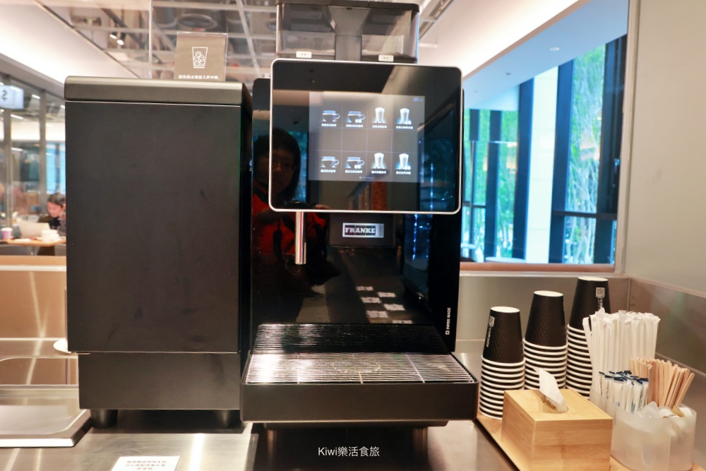 台中蔦屋書店台中老佛爺店|SHARE LOUNGE共享空間最低180元起~結合閱讀x藝術x社交 kiwi樂活食旅部落客推薦台中北區最美的書店景點推薦蔦屋書店TSUTAYA BOOKSTORE台中老佛爺店.獨家SHARE LOUNGE共享空間.日本精品咖啡品牌ONIBUS COFFEE.草悟道周邊美食景點.台中科博館美食景點.台中景點.台中市內景點